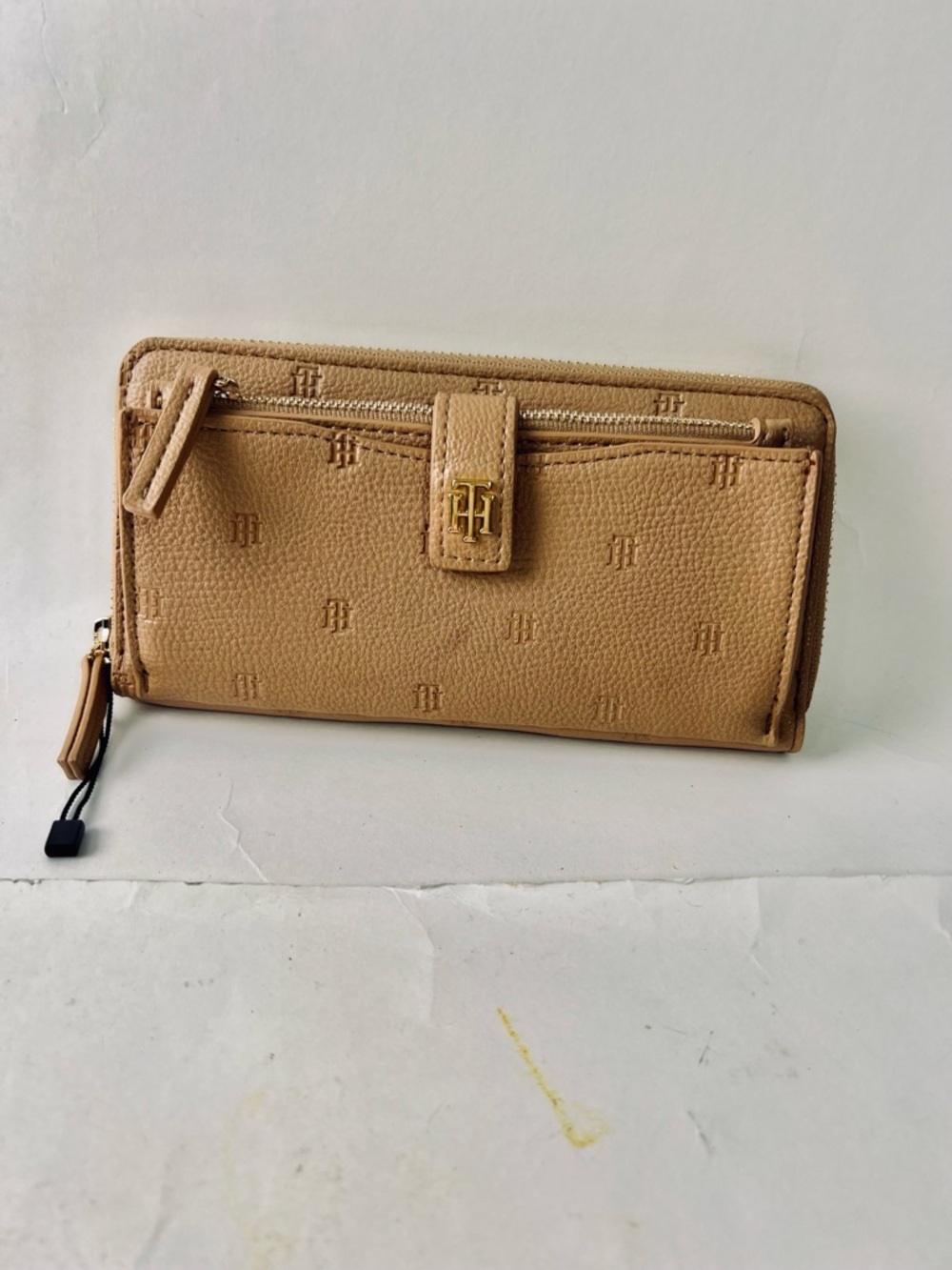 Tommy Hilfiger Beige Pebbled Leather Zip Wallet with Gold‎ Logo